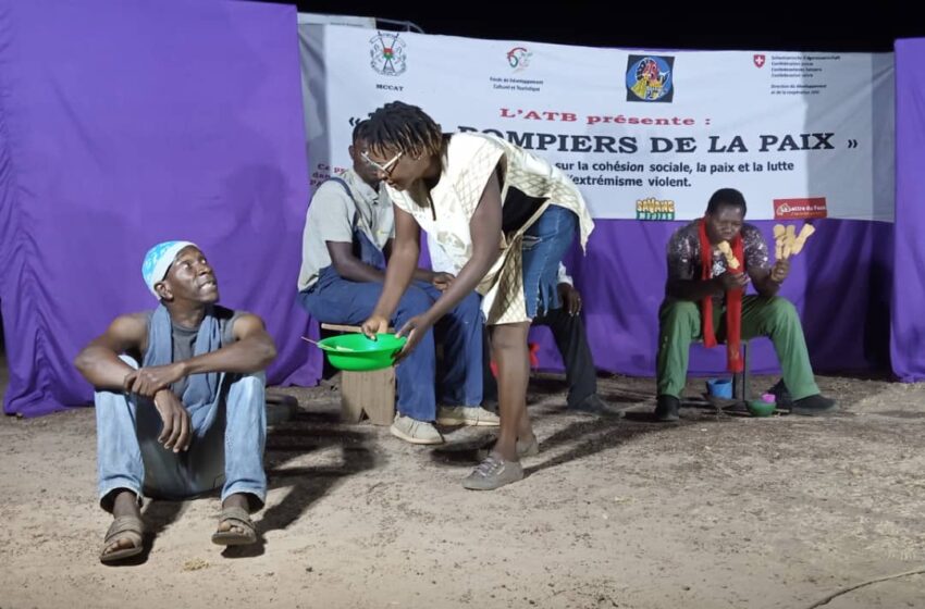  Reprėsentation théâtrale : « Les pompiers de la paix» sur scène à Koubri.  